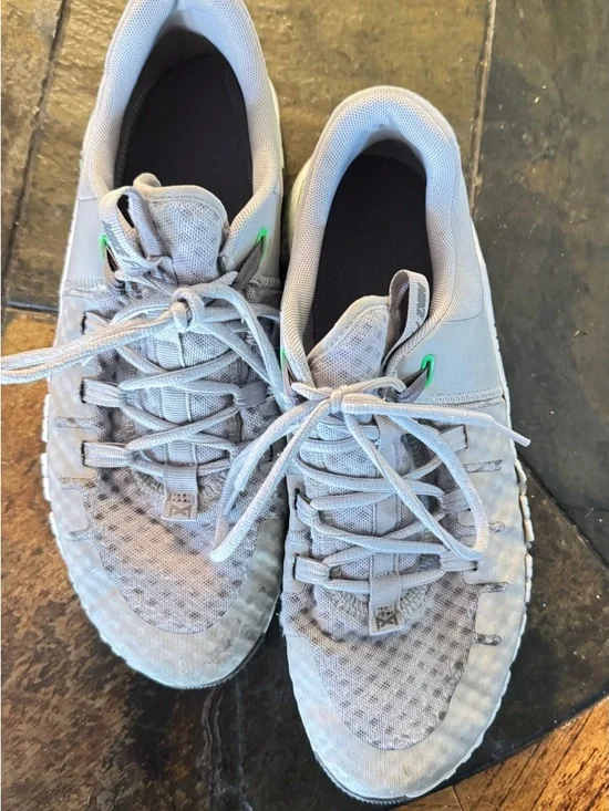 Nike Men's Athletic Shoes Light Gray with Green Accents - Picture 2 of 6